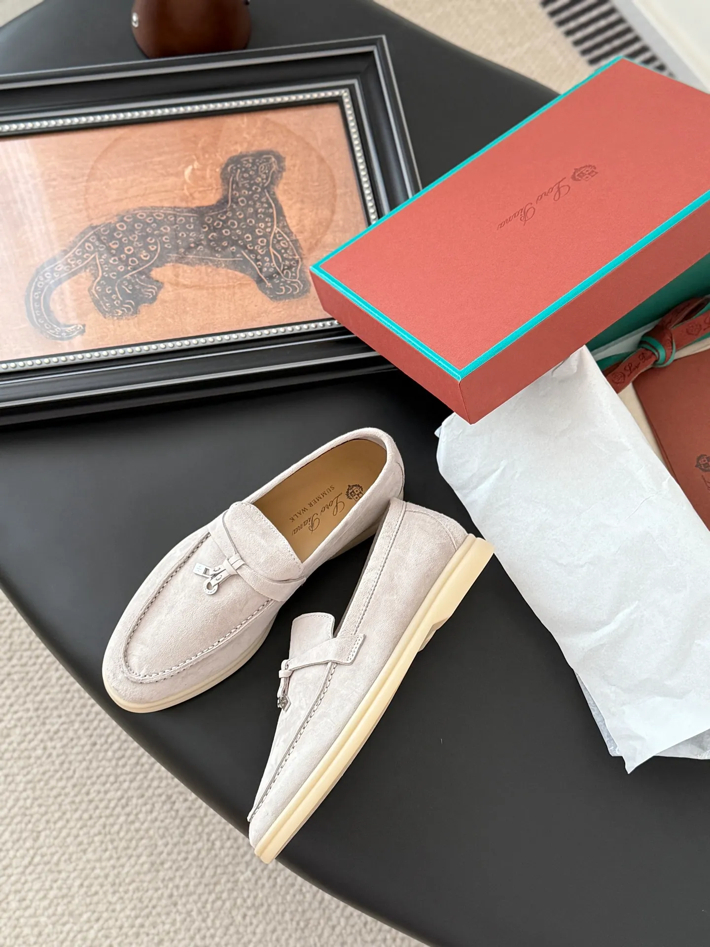 👟👟Ex-factory price 480👟👟 Top-quality double-layered genuine leather loafers. The quality is authentic. LP only sells high-end versions. Summer walk only has O pairs and countless pairs. The aesthetics and choice of shoes are also a kind of self-expression. Loro captures me with the comfort of walking on clouds. It adapts to the comfortable and relaxed state of wearing on weekdays, allowing i people to shuttle freely in relaxation and leisure. Double-layer leather on the upper, sheepskin lining Original outsole Size: 35-44